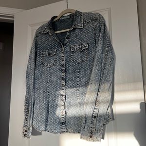 Chic Distressed Ling Pearl Snap Button Up